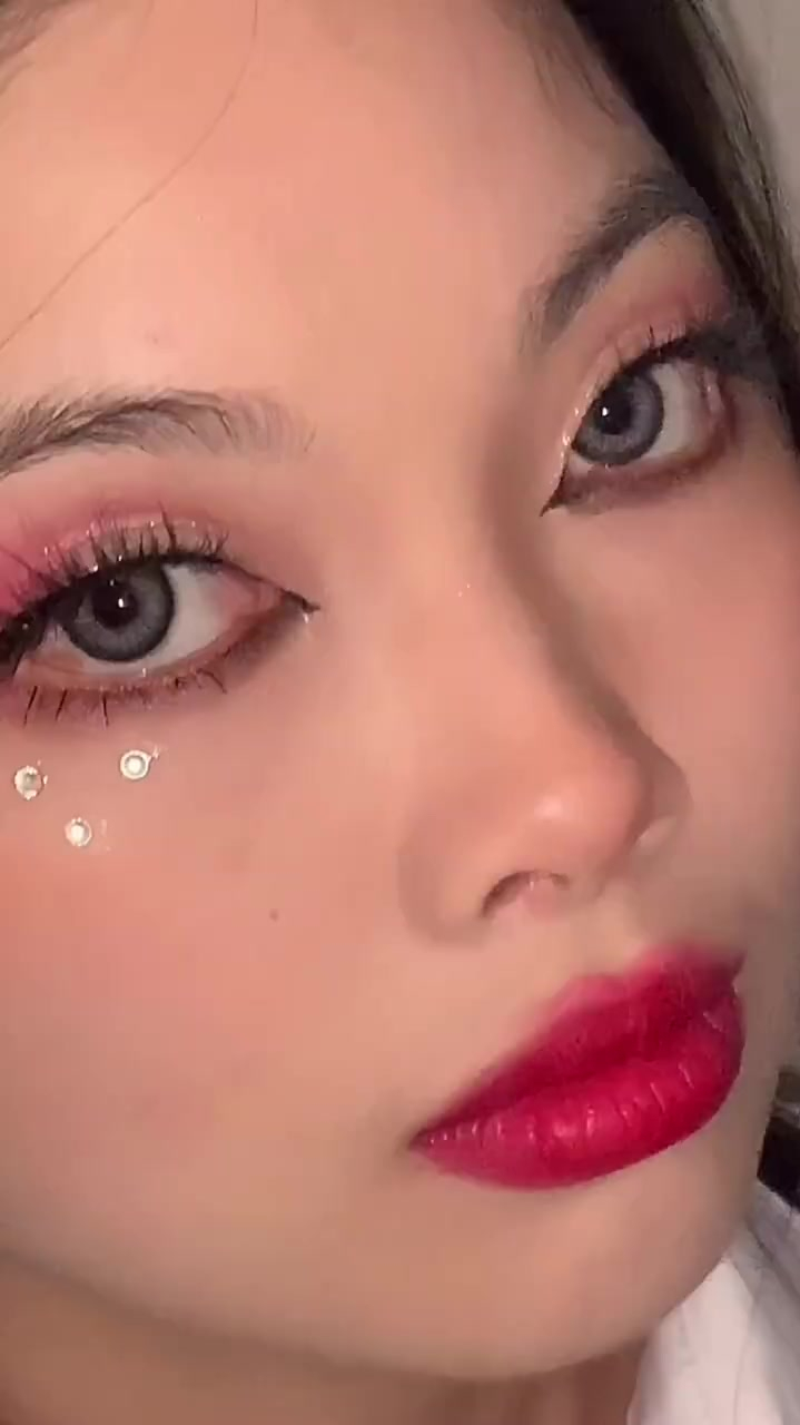 粉色系闪钻妆容第一次尝试贴钻