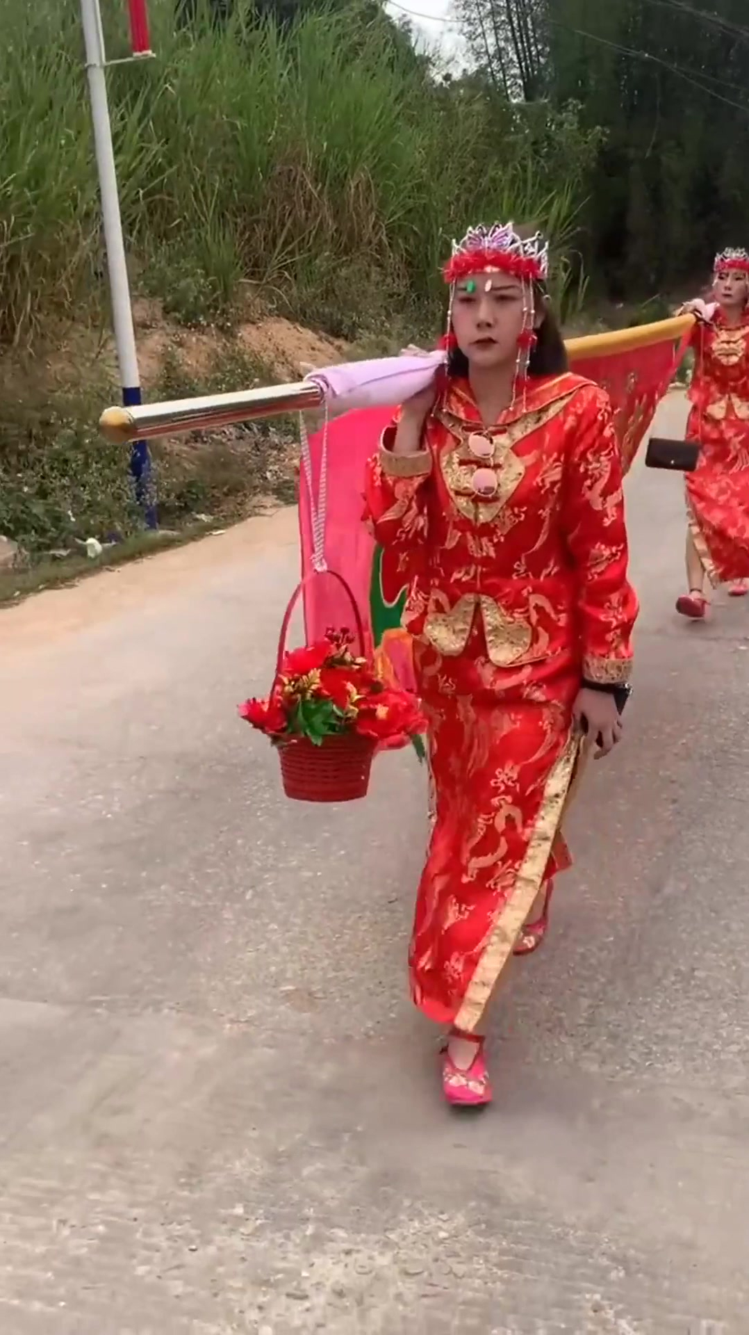 潮汕女孩从小就参加节日巡游小时候挑花篮长大扛大旗