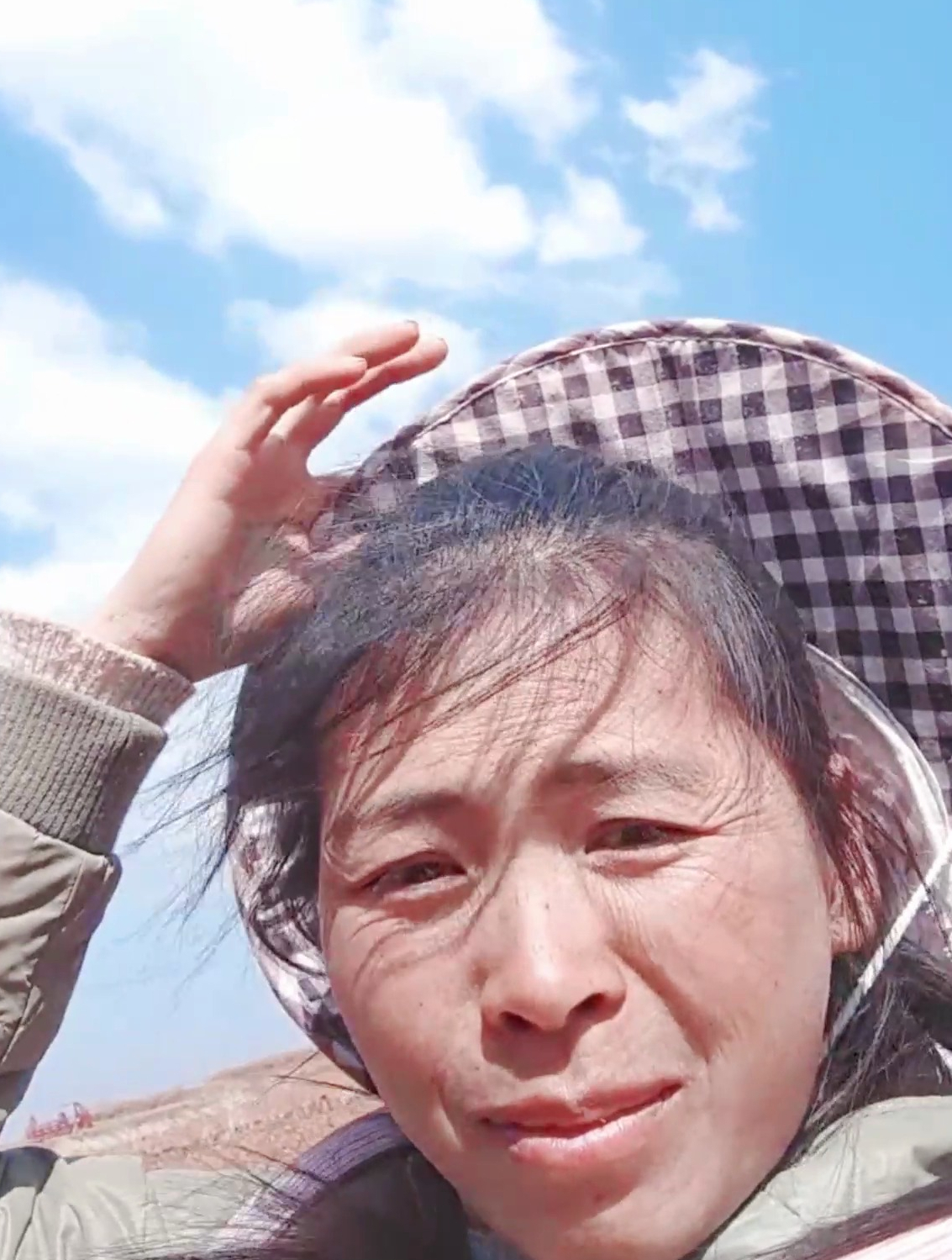 90后宝妈带三娃在农村种地,面容憔悴显沧桑-度小视