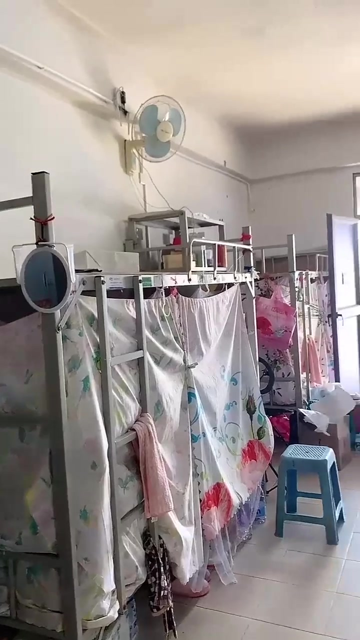 这就是工地上的女生宿舍下面镜头一转是我向往的地方