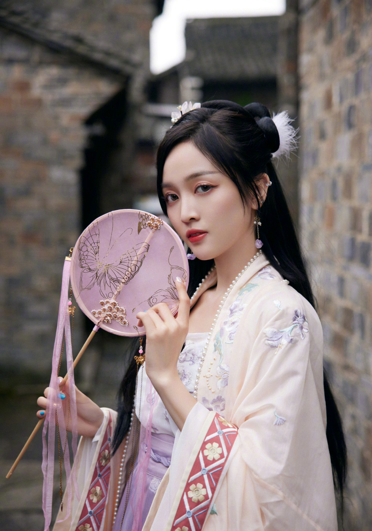 被嘲"土姐"的吴宣仪,这次居然这么好看,穿上汉服仙气又温婉