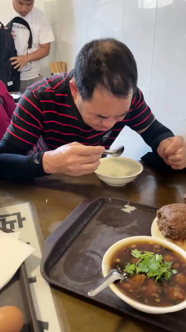 南方人第一次喝豆汁儿,看表情就知道,有多美味了!