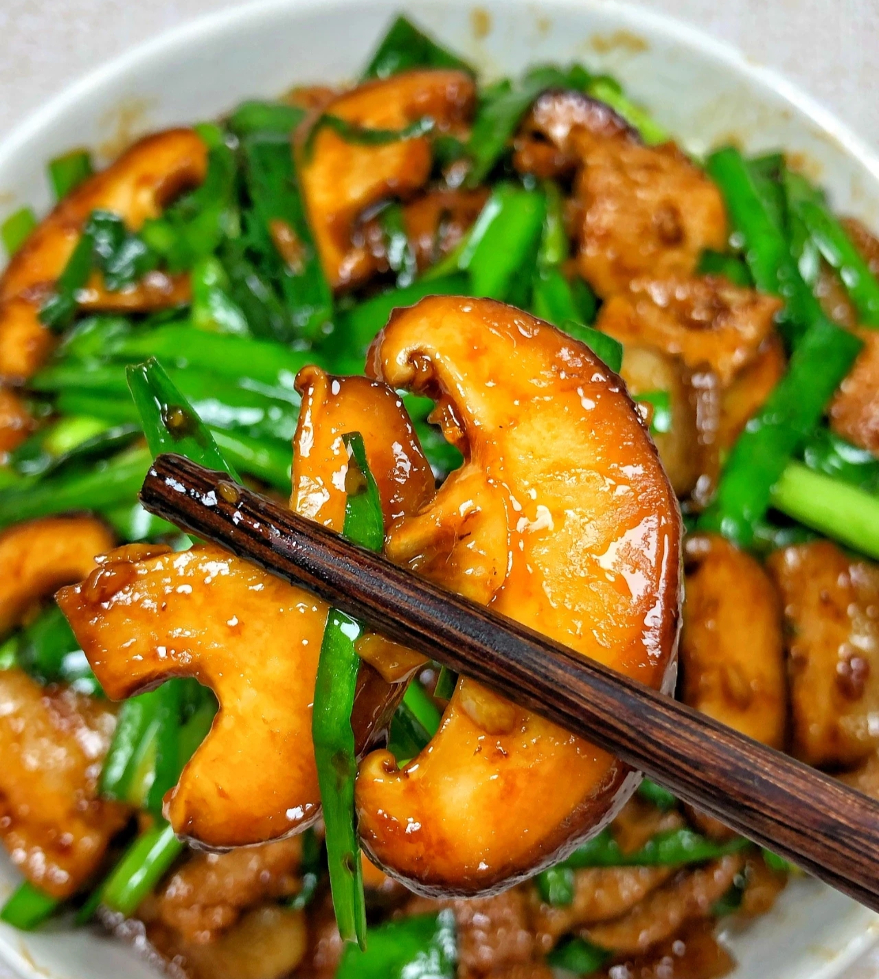香菇韭菜炒肉,好吃是好吃,就是有点废米饭