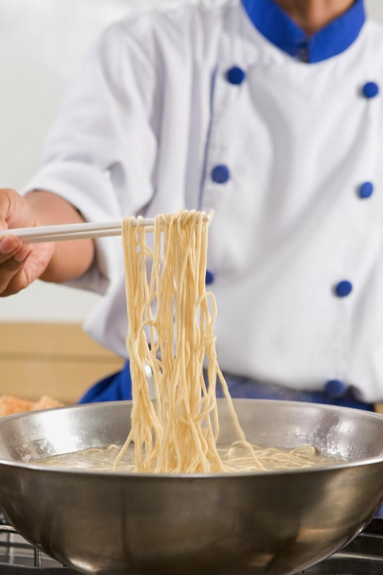 煮面条时水开下锅就废了面馆师傅多做2步劲道又爽滑
