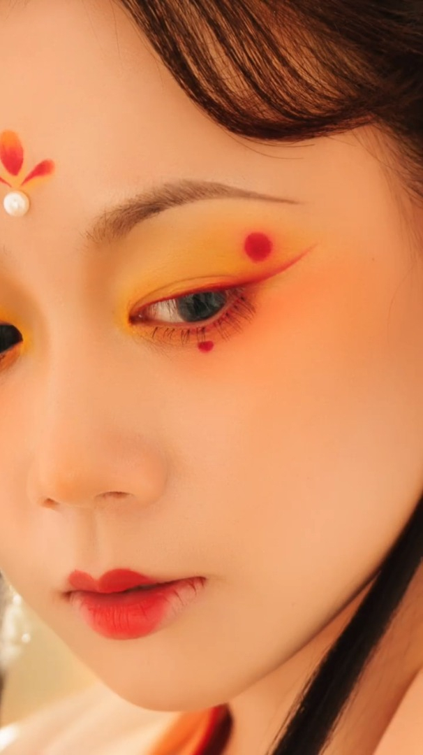 氛围感拉满～古风眼妆端端正正人如月