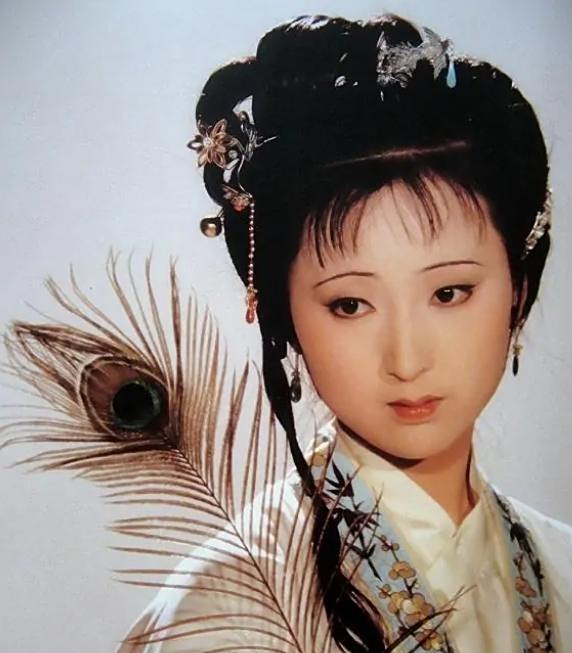 有人说,陈晓旭的一生,大概就是现代版的"林黛玉",从她还在母亲肚子里 