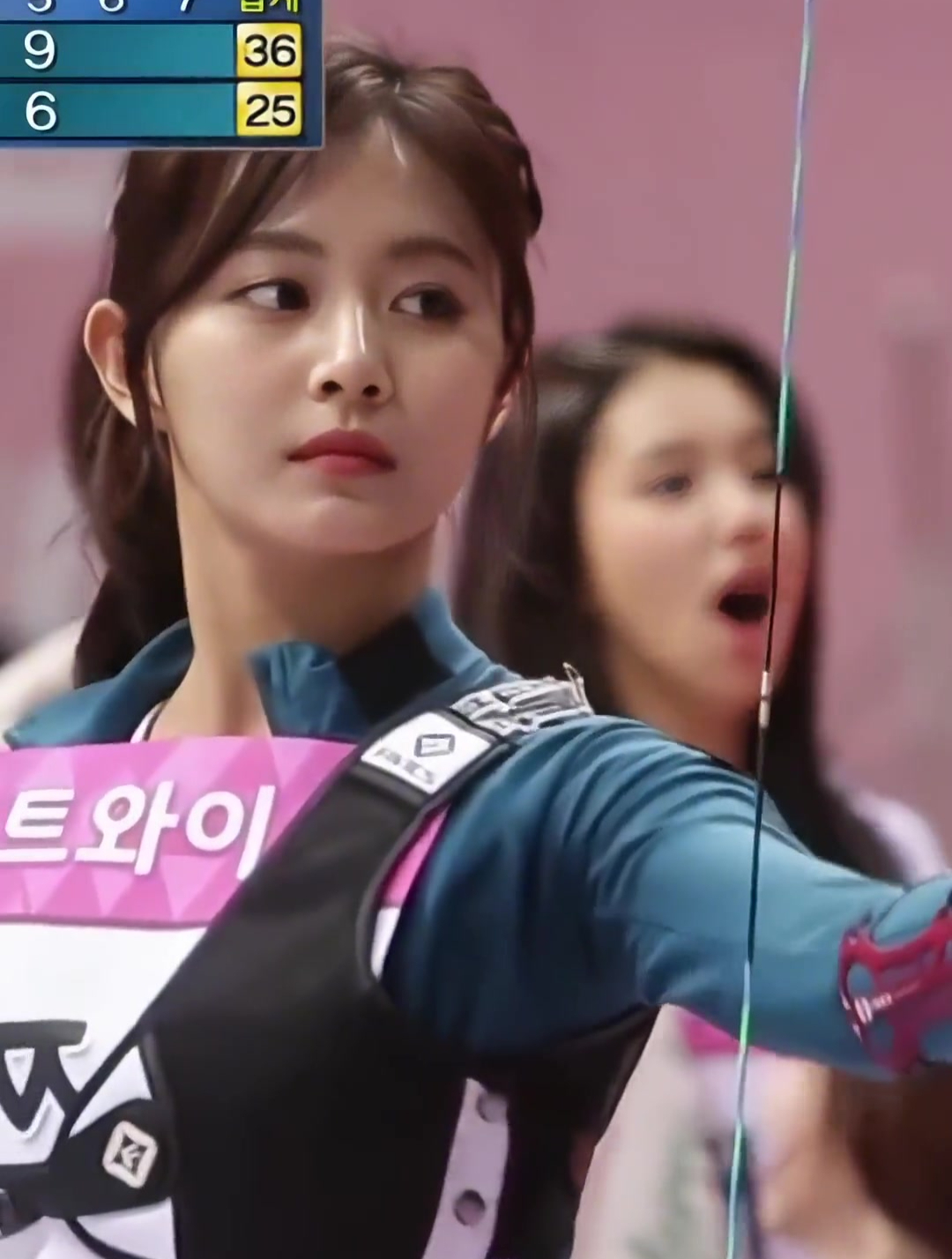 美貌与射箭的双重对决,两位大美女,你更喜欢谁?