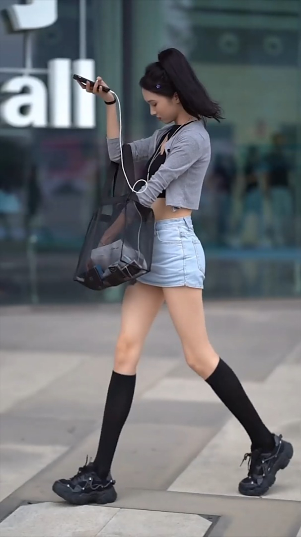 蓓蓓爱路拍身材颜值非常完美的小姐姐这身穿搭太棒了