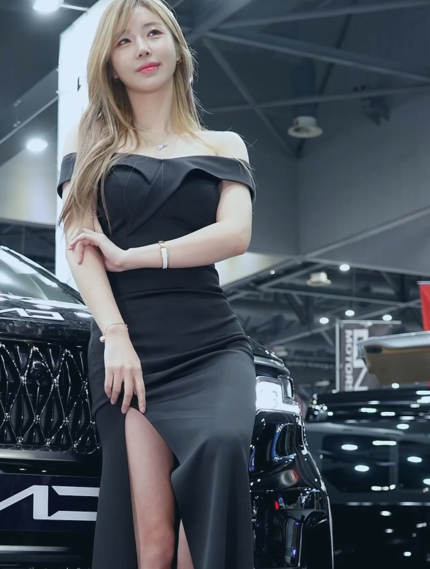 2023首尔车展美女车模林智友一身黑色连衣裙惊艳全场