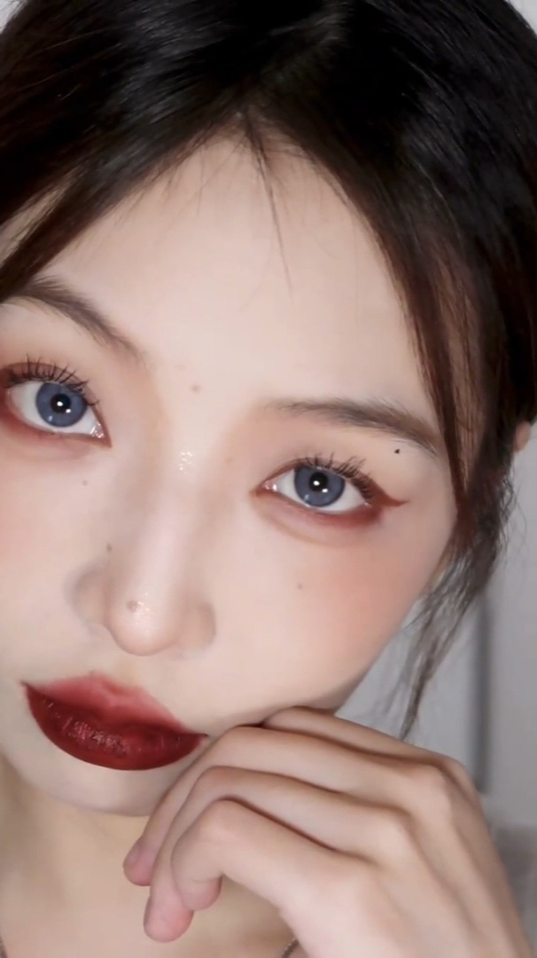 浓颜氛围感 红丝绒钓系猫眼妆容