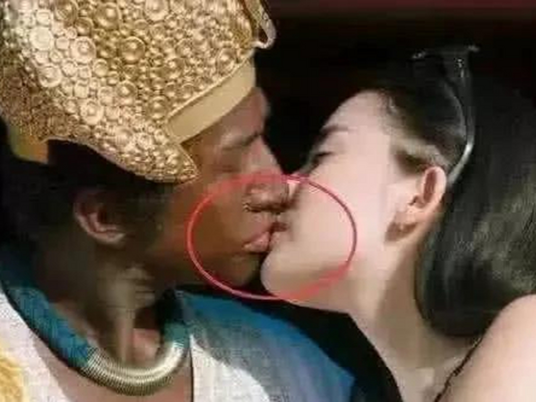 是邓超和古力娜扎的吻戏,不过看古力娜扎和邓超的表情似乎都很不情愿