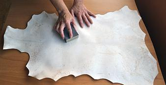 中世纪是如何制作羊皮纸和牛皮纸的?