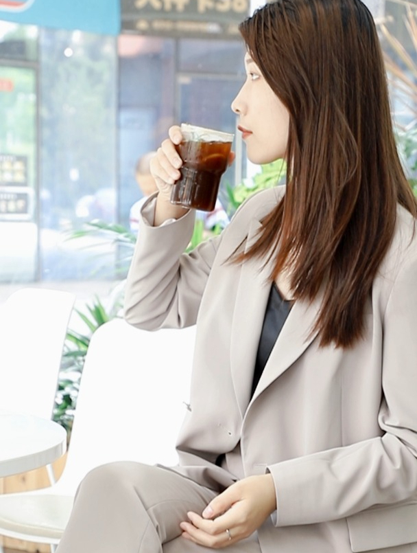 tarra 一杯敬自己 一杯敬生活-度小视