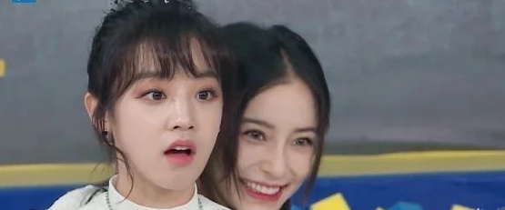 《奔跑吧》宋雨琦和baby穿同款裙子,坐姿对比,谁是女汉子很明显