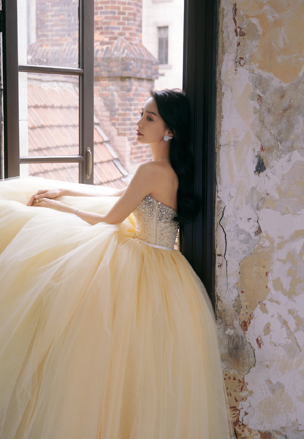 杨颖"金色抹胸长裙"也太美了吧!端庄优雅,真的美到心坎了