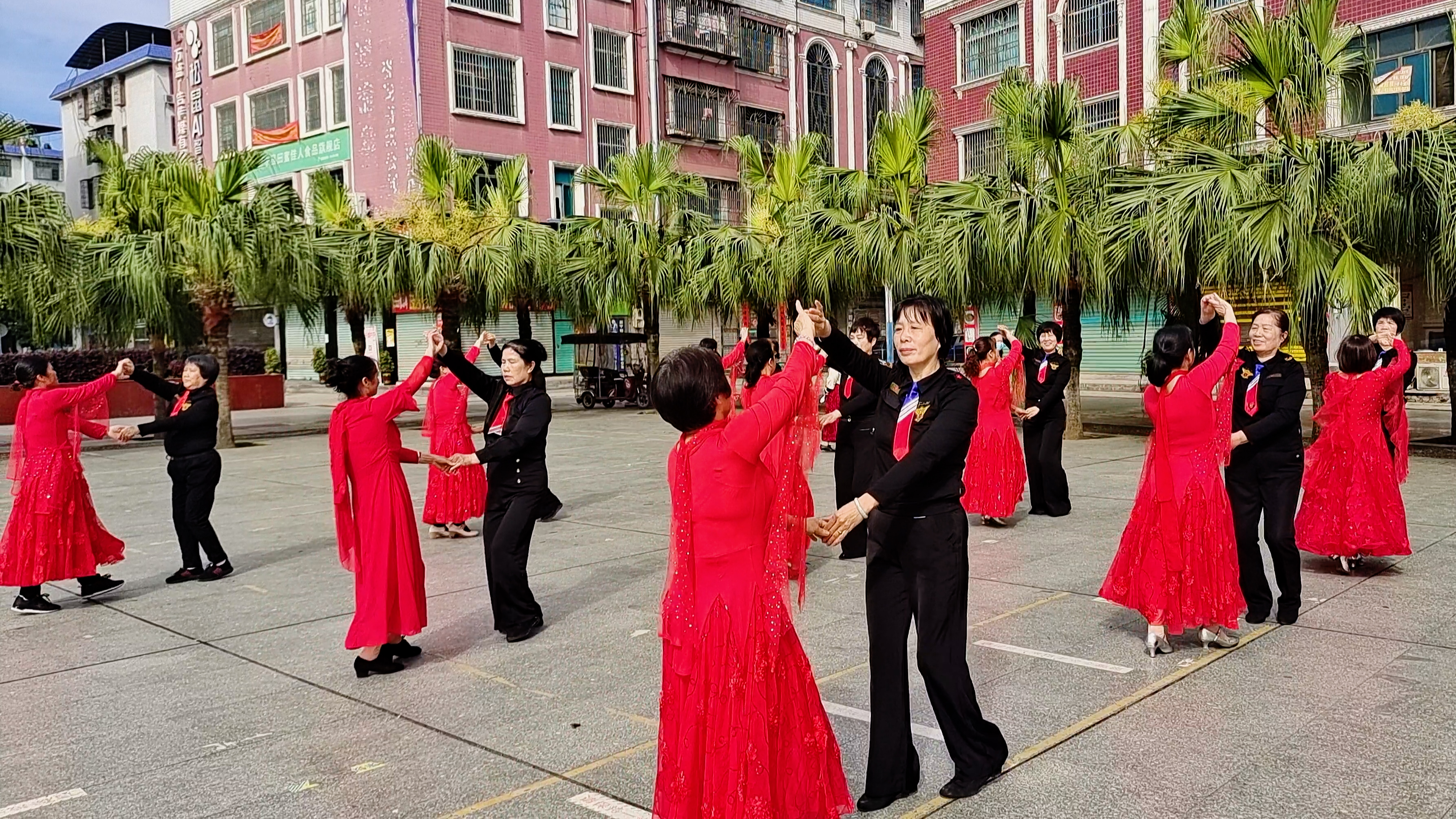 交谊舞《今天是你的生日》我的中国，歌声悠扬动听，舞蹈优美时尚