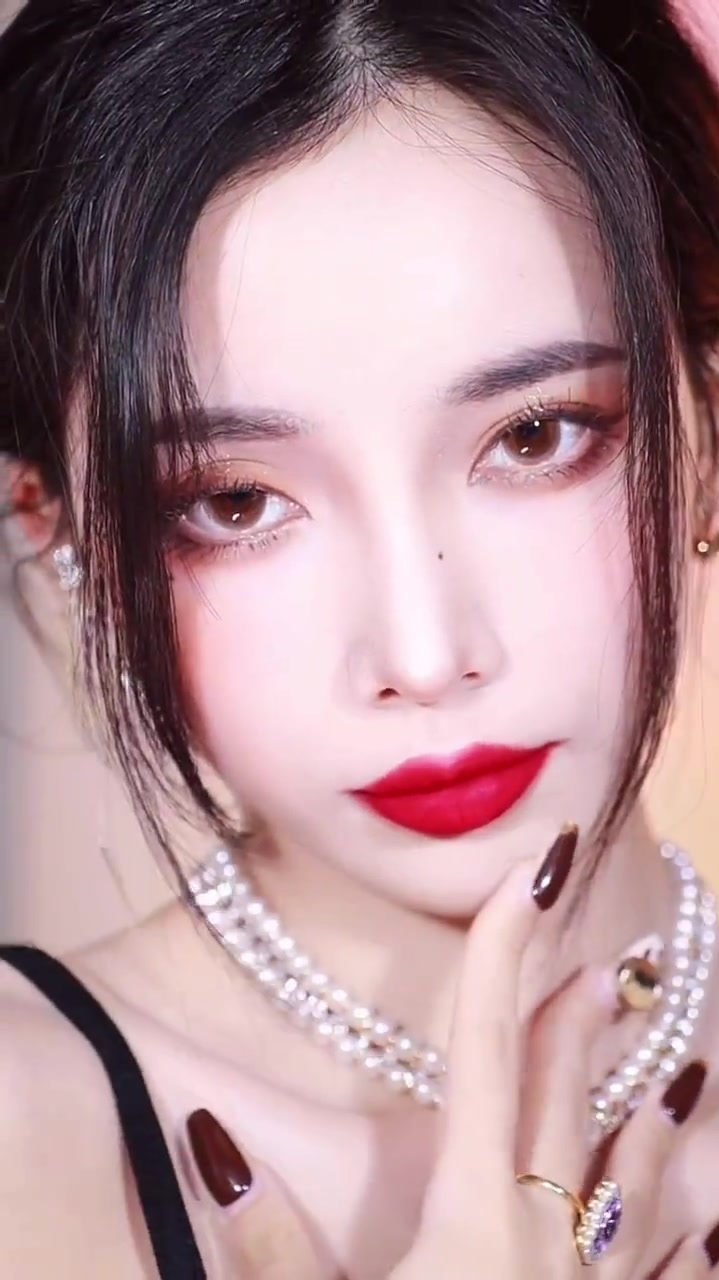 许佳琪拔发簪仿妆 出门自带筷子哈哈