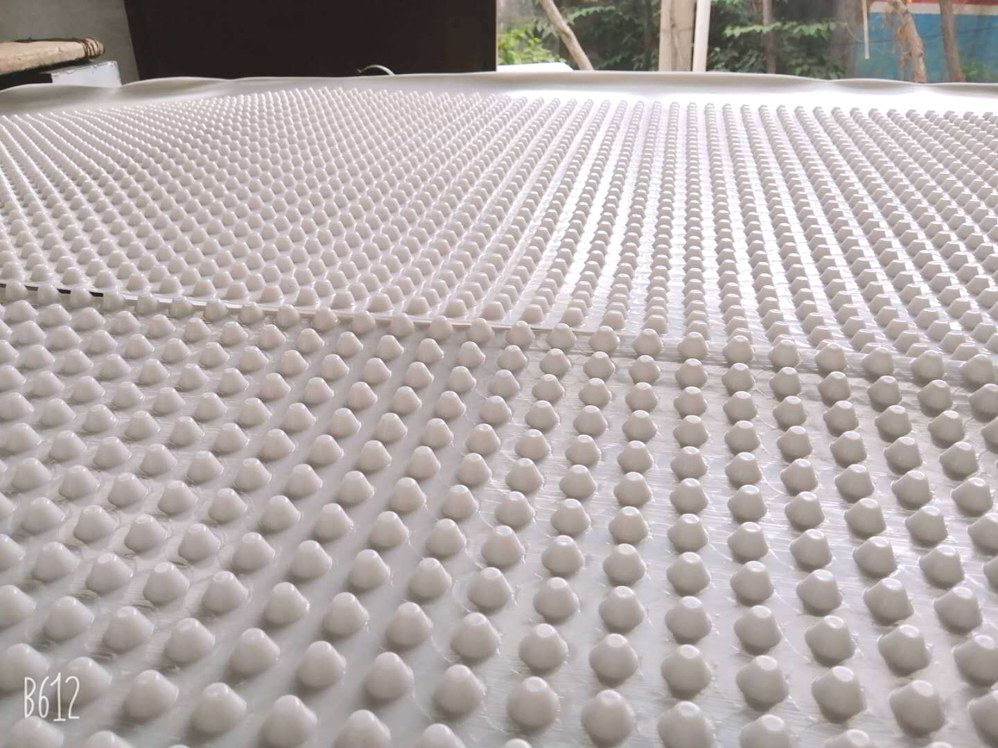 耐腐蚀,抗老化,有阻根排水的作用,疏水,排水板是由高密度聚乙烯(hdpe)