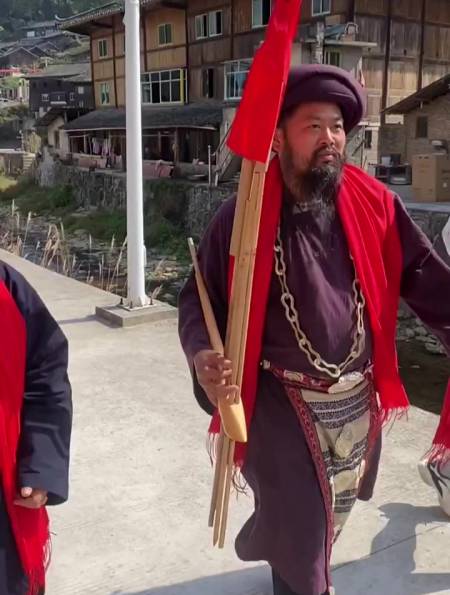神秘苗寨的苗王出场,气场就是大!-度小视