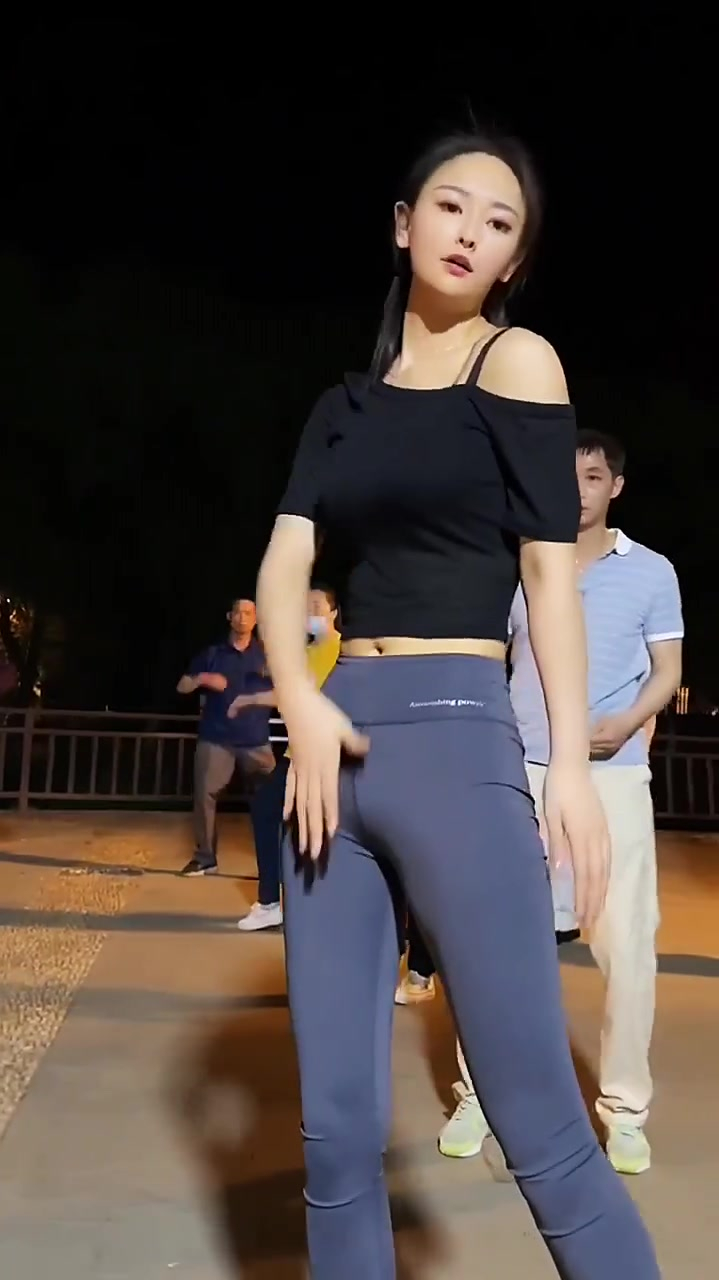 广场舞小姐姐来袭好身材秀出来性感大长腿谁不羡慕