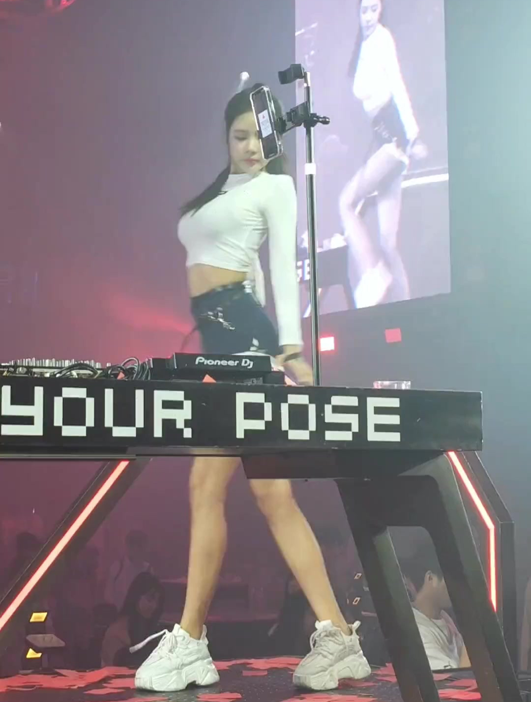 打碟好厉害,抖胸激情豪迈!