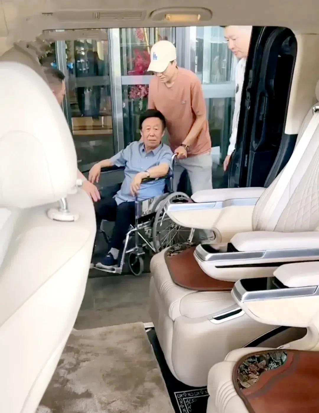 81岁田连元坐轮椅出行,身体瘦弱状态差,儿子车祸去世受打击