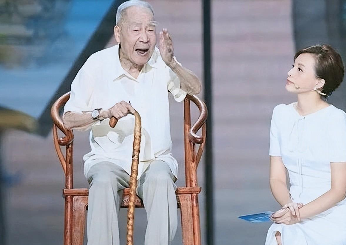 回顾事实证明消失的央视一姐董卿已经走上另一条大道