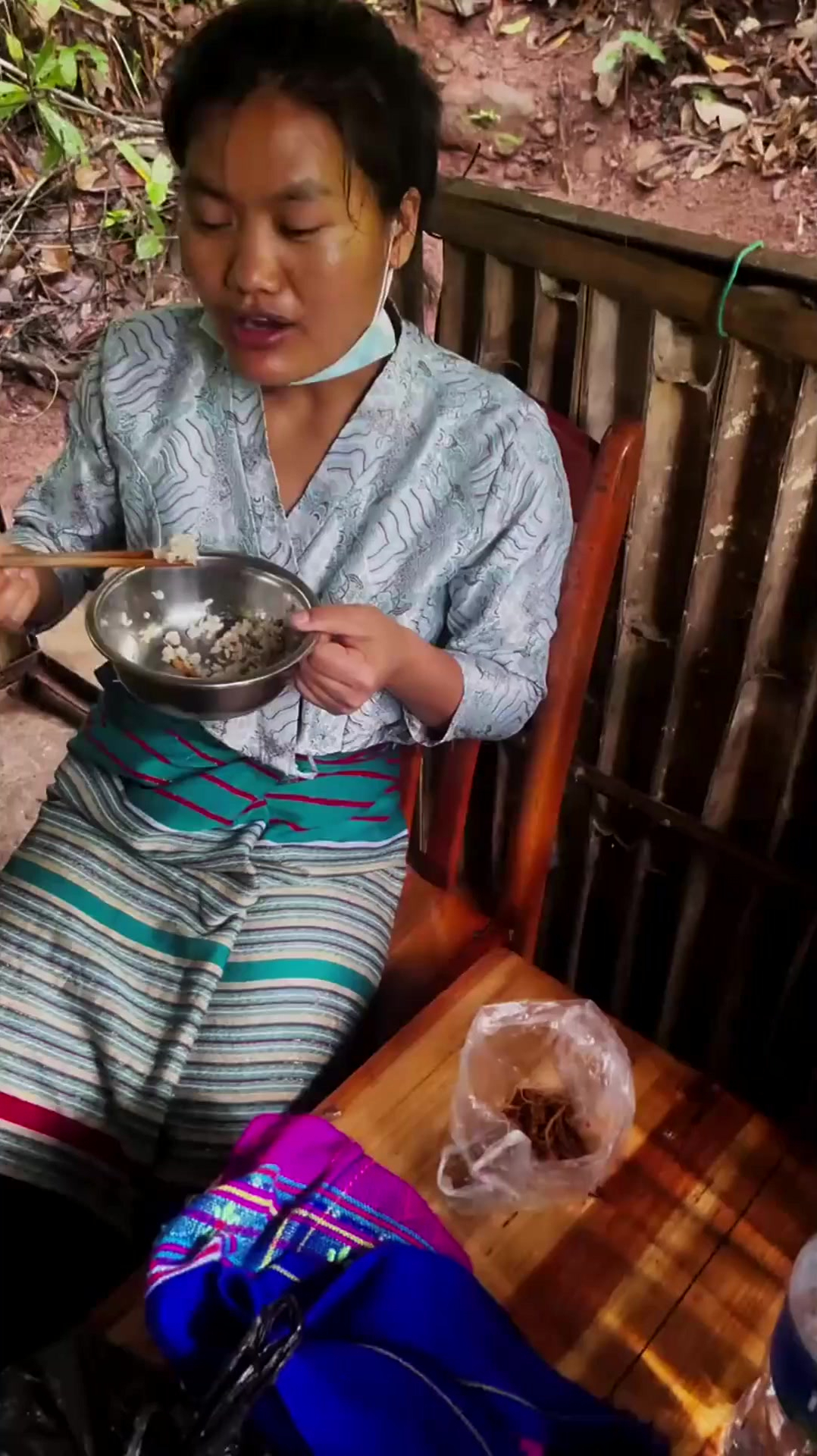 克木族原始部落,只有30个男人,有需要就用棍子敲!