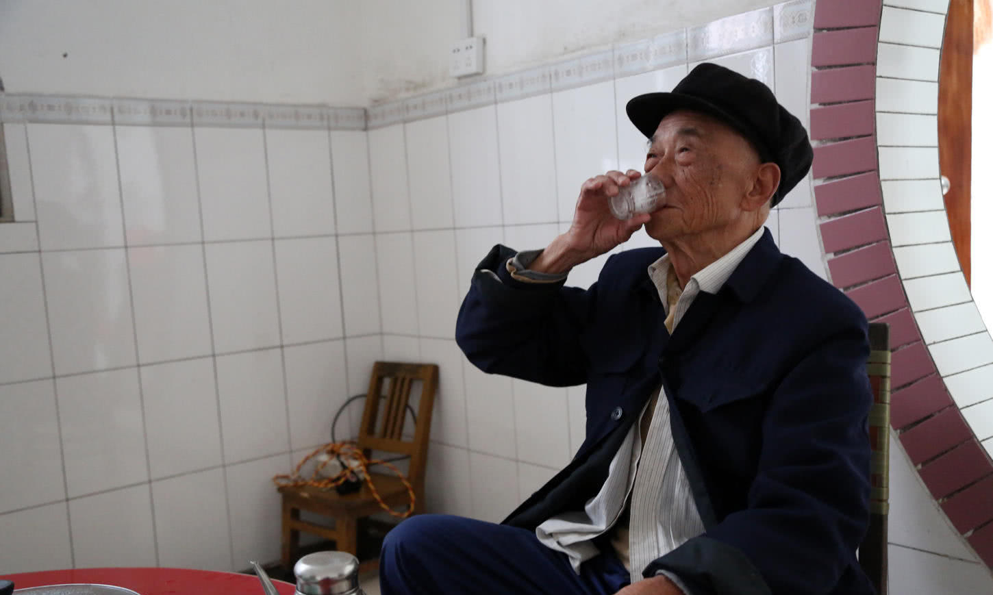 54岁山东大叔,坚持每天喝一杯白酒的人,身体有啥变化?