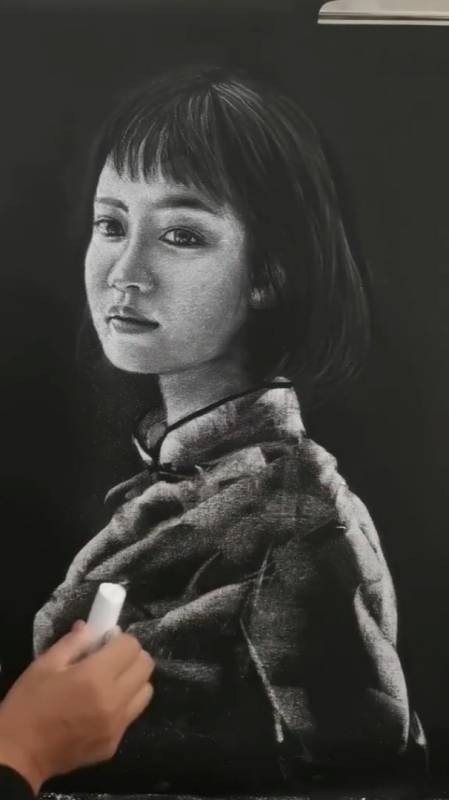 粉笔肖像,淡淡回眸(来源:乙数爱画画)-度小视