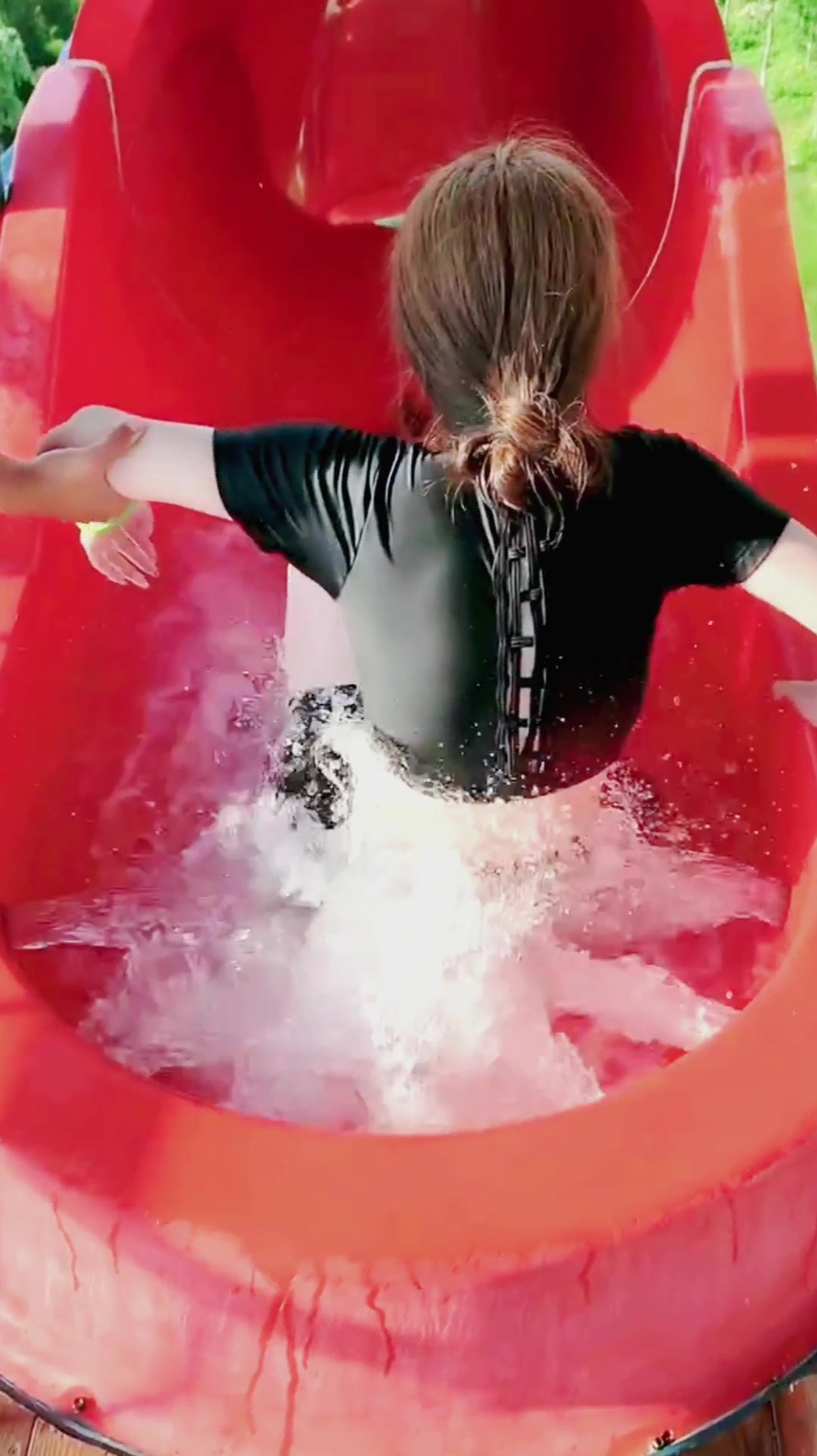 最疯狂的水上滑梯,这感觉,就像从马桶冲进下水道一样