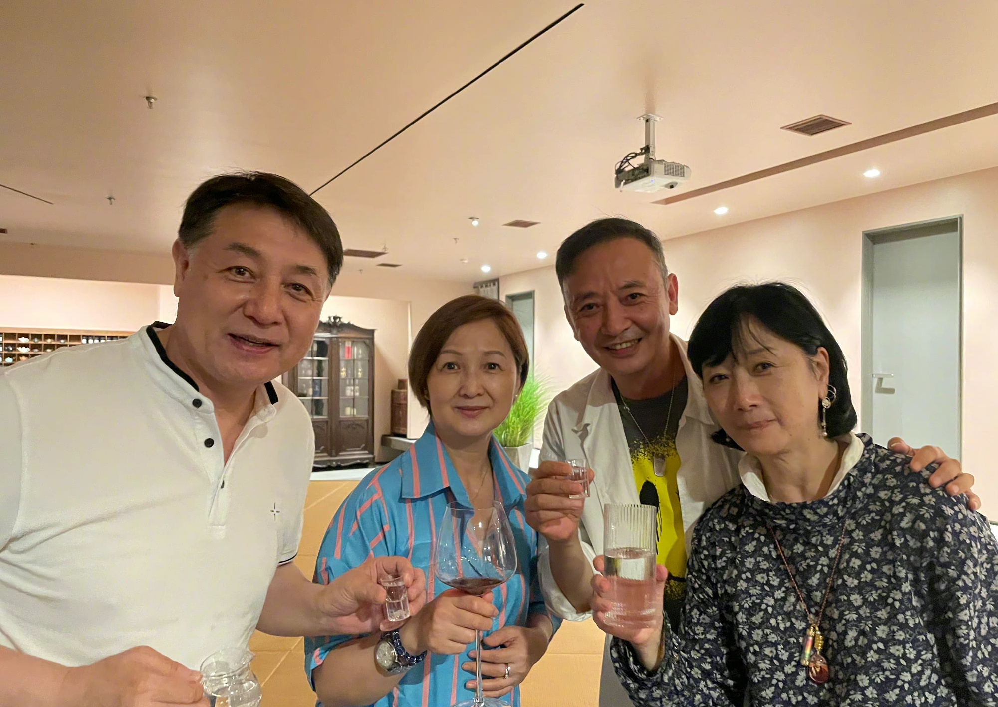 87版红楼梦演员再聚首,"宝玉"发量稀少身材发福,差点认不出