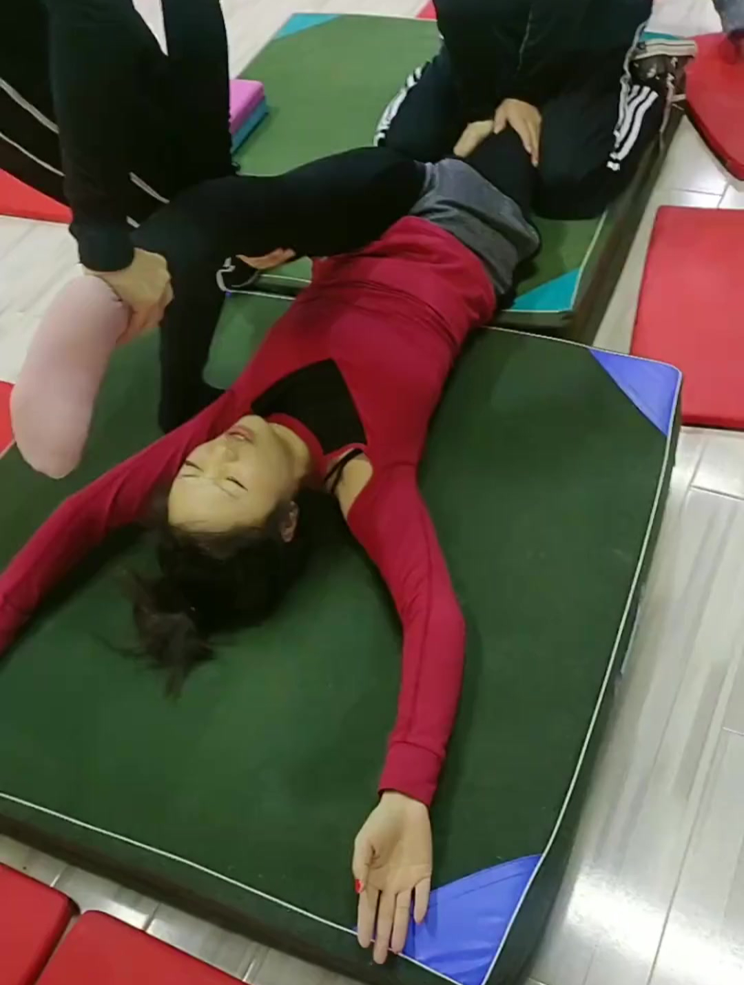 学舞蹈的女人就是强大被两个人强制开胯我看着就受不了