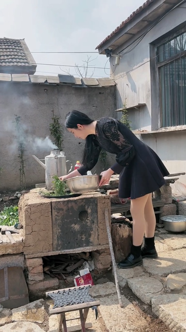 花重金娶的农村媳妇,下班回家看到这幕,别提多幸福了!