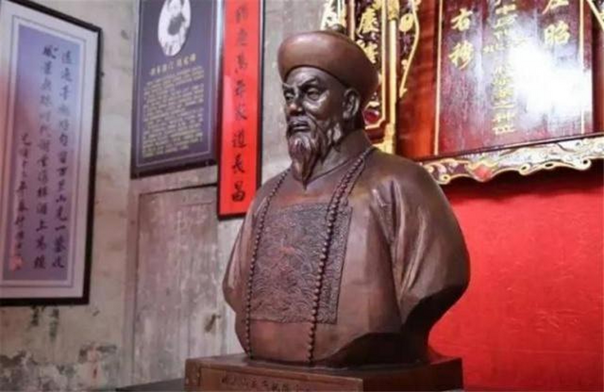 1824年的一个夜晚,曾国藩在书房背书,当他正在背《岳阳楼记》的时候