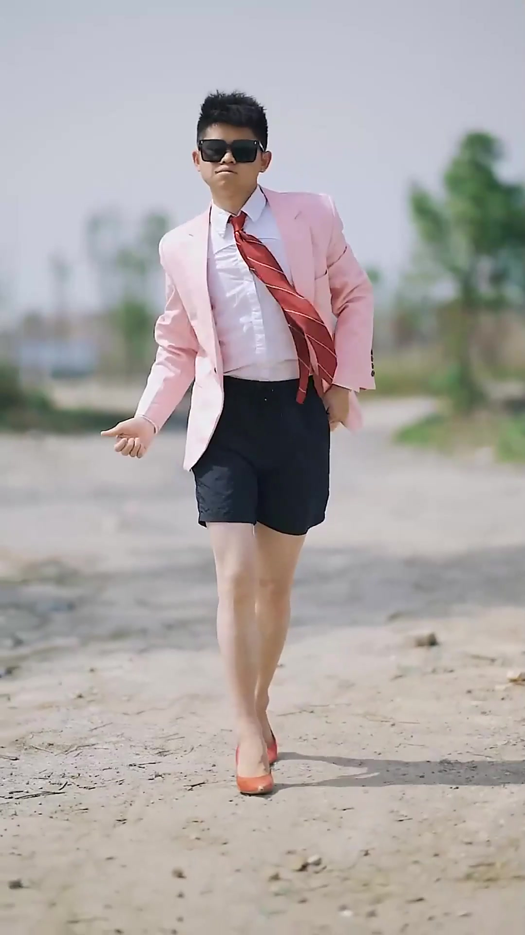 把高跟鞋穿出灵魂的男人,眼前这一幕,女人看了都羡慕!