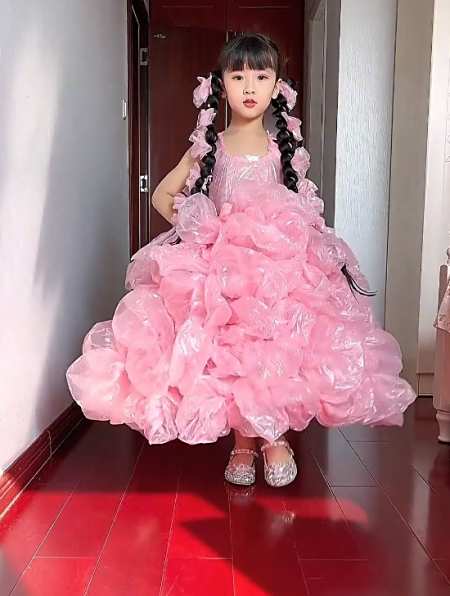 妈妈用垃圾袋给女儿做礼服网友心有多大舞台就有多大