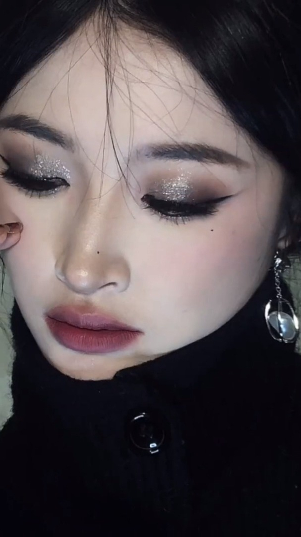 低饱和烟熏妆看我跟着美女化妆化成啥样第一次烟熏妆没翻车