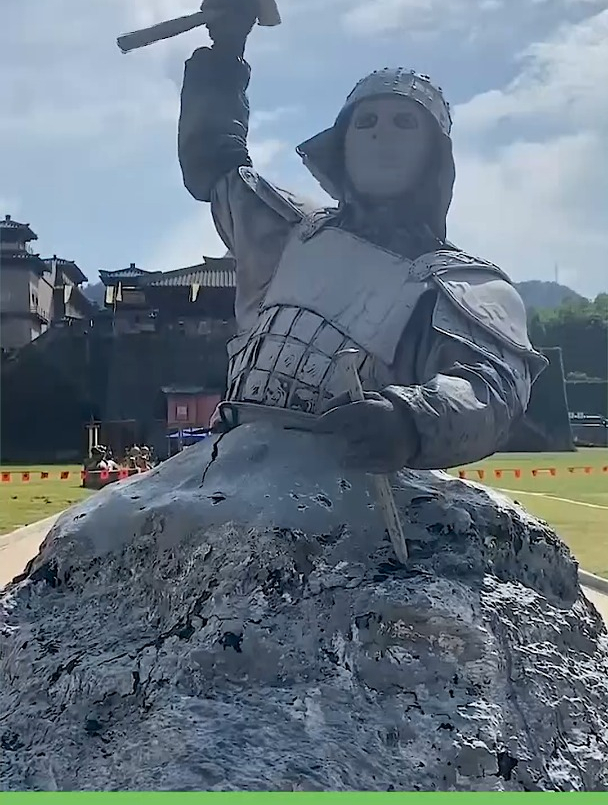 石像雕刻自己,能不能走心点,这要砸到什么时候?