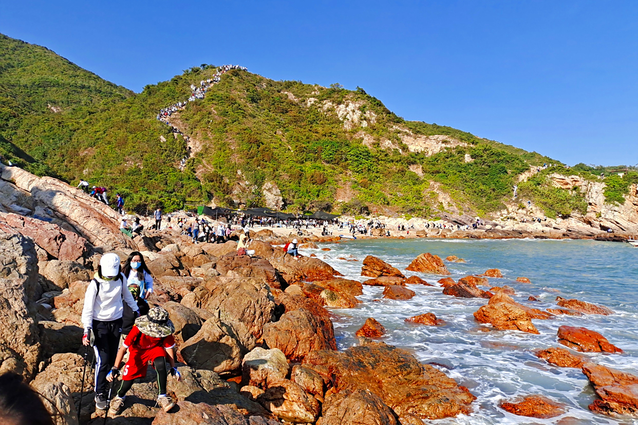 公厕排队私厕收费,乘车不便,基础设施不全的东西涌为何异常火爆