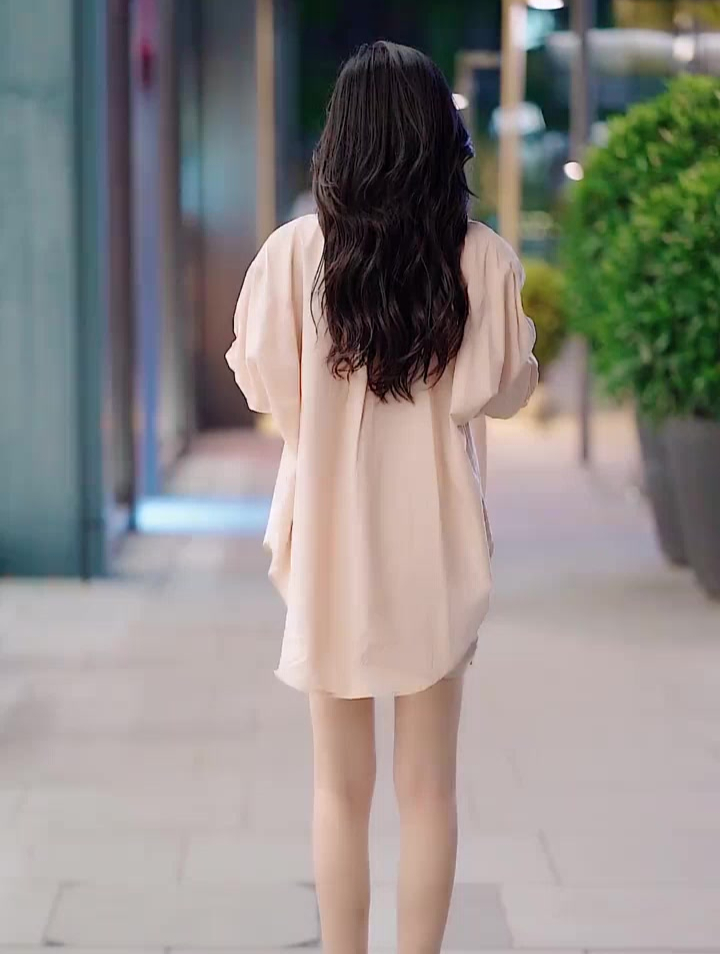 背影女神 不回头向前看