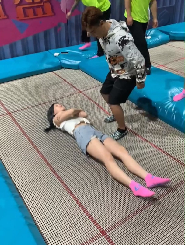 美女玩蹦床公主抱,教练差点翻车了-度小视