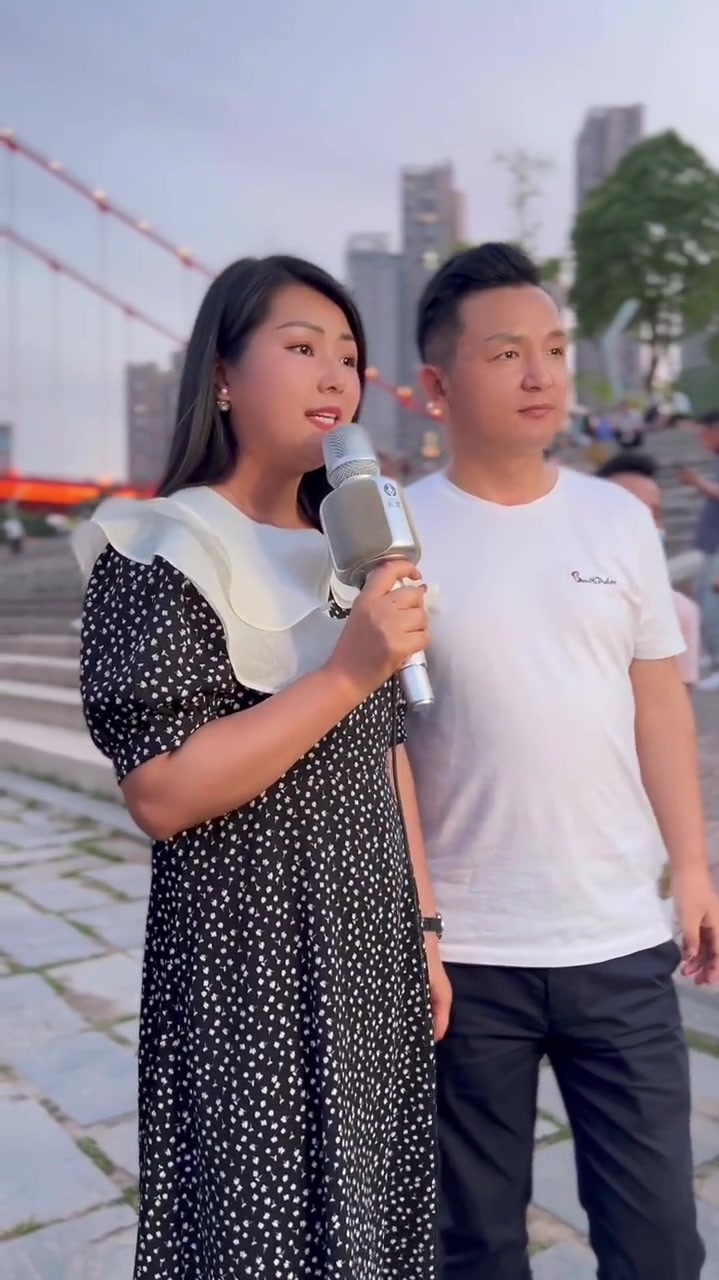 罗姣九歌户外直播演唱咱老百姓欢迎大家观看