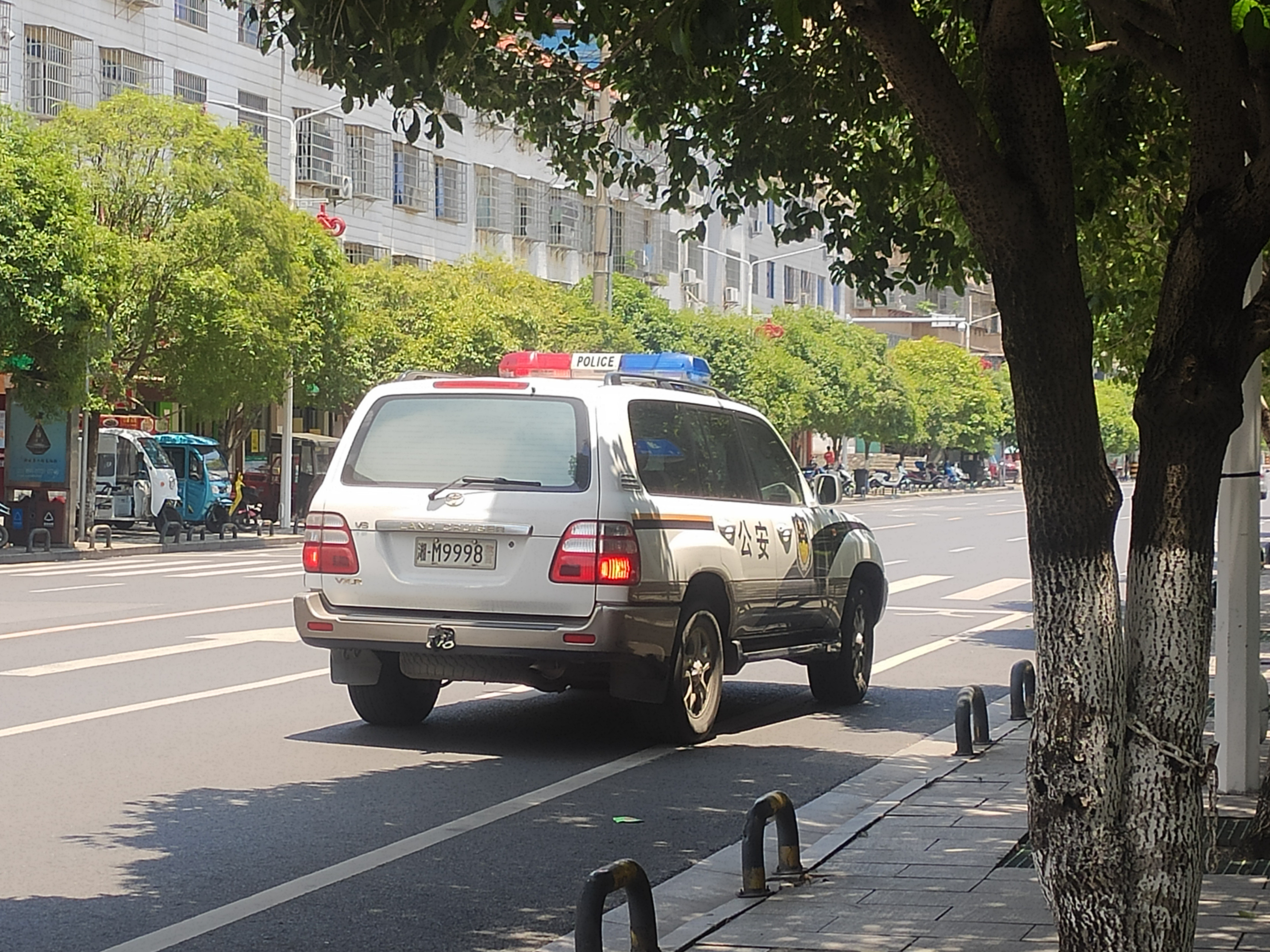 冷水滩区惊现兰德酷路泽v8豪华警车执勤抄单市民惊叹国富民强!