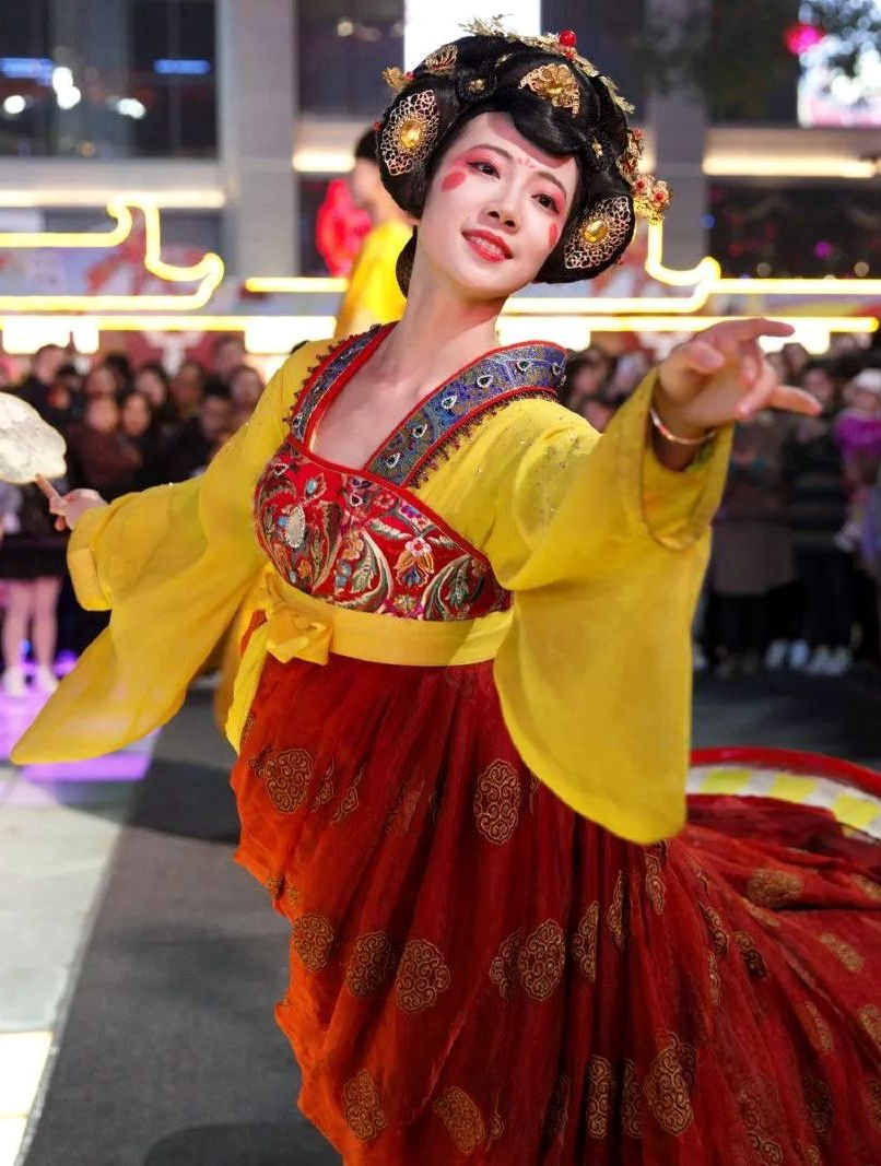 西安不倒翁小姐姐皮卡晨回应生娃面容憔悴-度小视