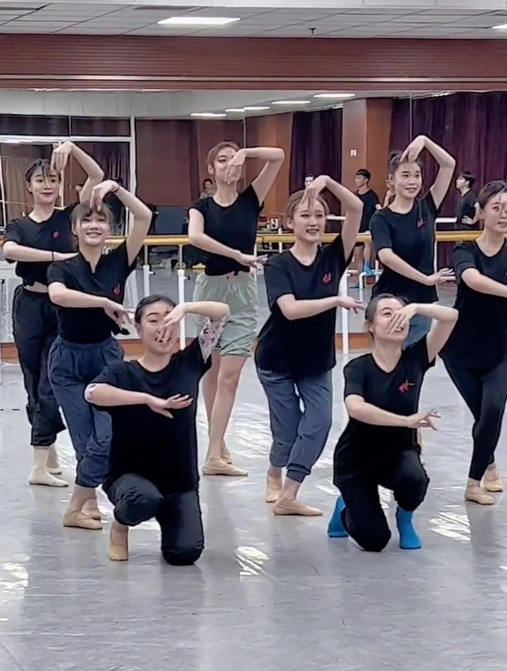 实拍辽宁歌舞团舞蹈排练现场欢迎大家观看