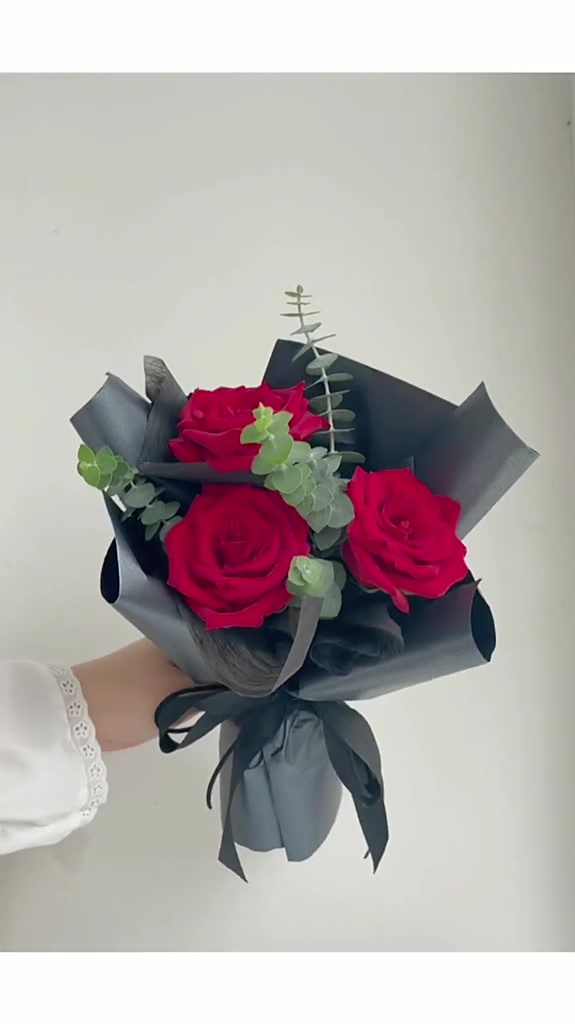 3支红玫瑰花束制作教程