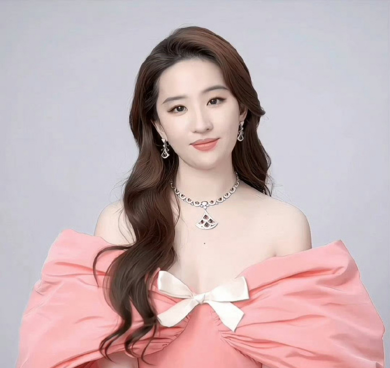 刘亦菲抹胸蝴蝶结粉裙# #刘亦菲抹胸蝴蝶结粉裙美美的