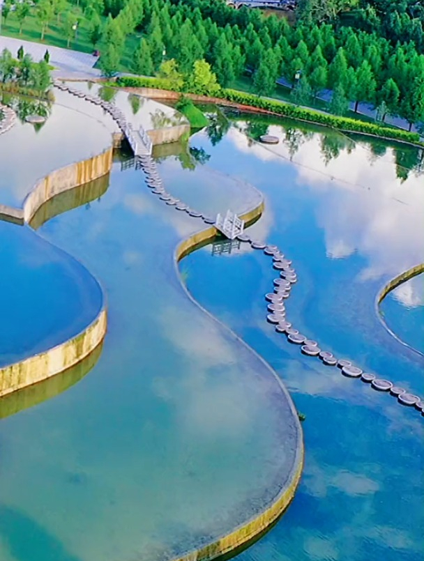 弥勒锦屏山五彩云池,一个免费的天空之镜!