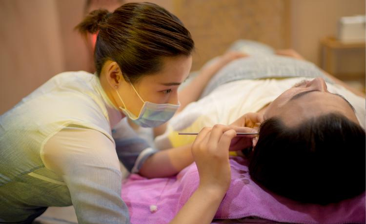 为何采耳店的顾客,一般都是男性?采耳工作人员说出背后"实情"